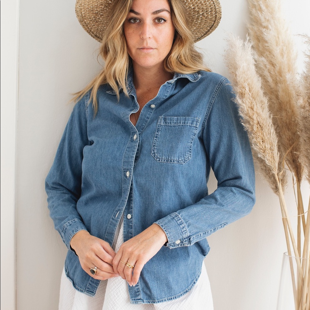 SOLD Super soft Gap chambray denim shirt - small